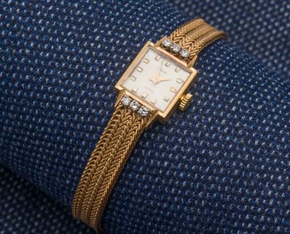Cadran signé DAVIS Ladies' watch bracelet in 18K yellow gold (750 ‰), the square...