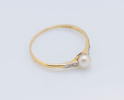 null An 18K (750 ‰) yellow gold ring set with a cultured pearl shouldered with rose-cut...