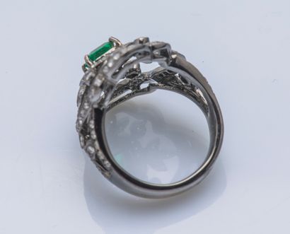 null Bague en or gris noirci 18 carats (750 ‰), ornée d’une émeraude dans un entourage...