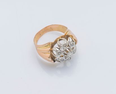 null Ring forming a rosette in 18K yellow gold (750 ‰) and platinum (950 ‰) set with...