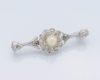 null 18K (750 ‰) white gold barrette brooch adorned with a flower motif set with...