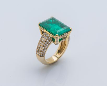 null An 18k yellow gold (750 ‰) ring set with a large rectangular cut emerald from...