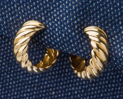 HERMES Paris Paire de clips d’oreilles formant créoles en or jaune 18 carats (750...