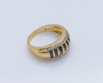 null 18K (750 ‰) yellow gold cambered band ring adorned with calibrated sapphires...