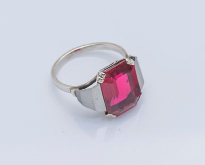 null Silver ring (925 ‰) adorned with an emerald-cut Verneuil ruby, in an art deco...