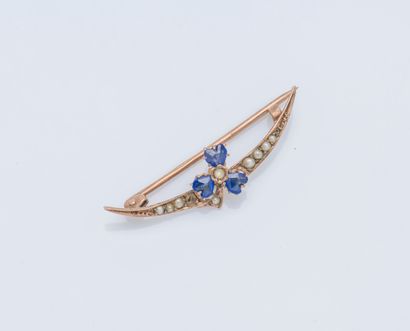 null 9K yellow gold brooch (375 ‰) featuring two stylized wings set with pearl seeds...