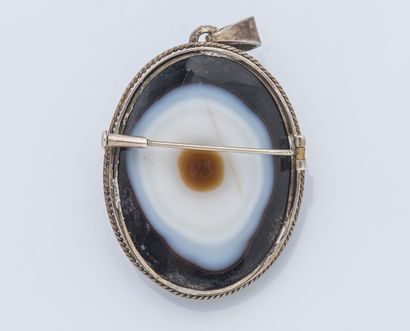 null Important silver pendant brooch (800 ‰) adorned with a cameo on sardony, featuring...