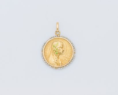 null Pendentif médaille en or jaune 18 carats (750 ‰) figurant une Vierge martyre,...