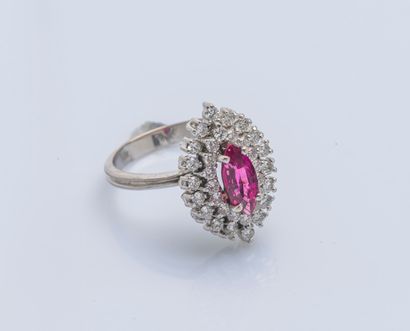 null Bague marquise en or gris 18 carats (750 ‰) ornée d’une pierre rouge navette...