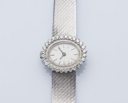 null Bracelet montre de dame en or gris 18 carats (750 ‰), le boîtier ovale à fond...