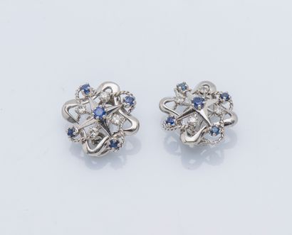null A pair of 18K (750 ‰) white gold rosette ear clips of round sapphires and eight...