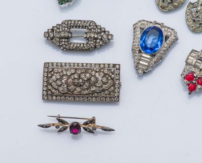 null A set of costume jewelry including a gold metal bee and white stones, a silver...