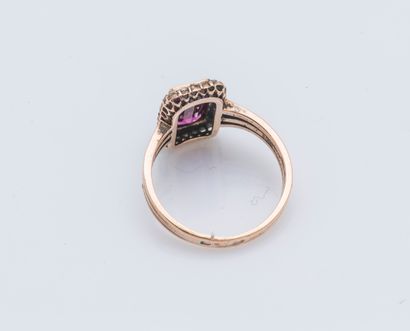 null An 18K (750 ‰) yellow gold ring the rectangular-shaped bezel set with an amethyst...