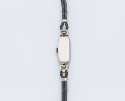 null 
Bracelet montre de dame en platine (950 ‰), le boîtier rectangulaire et les...