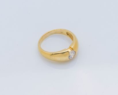 null Bague jonc en or jaune 18 carats (750 ‰) sertie d’un diamant taillé en brillant...