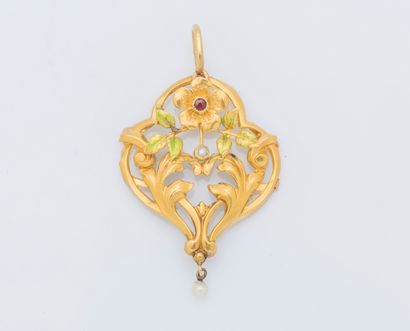 null An 18K (750 ‰) yellow gold fleuron pendant with a flower design enhanced with...