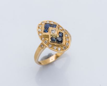null An 18K (750 ‰) yellow gold ring the oval bezel adorned with a symmetrical pattern...