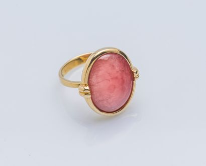 STERN An 18K (750 ‰) yellow gold ring adorned with a cabochon of pink stone. Signed.

Finger...