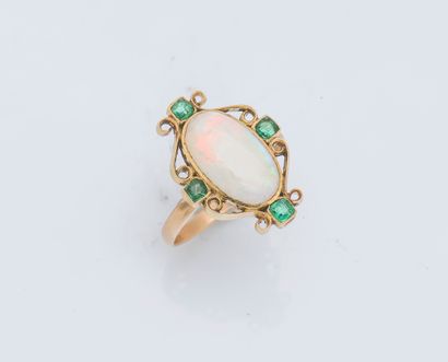 null 14K yellow gold ring (585 ‰) adorned with an opal cabochon, within a setting...