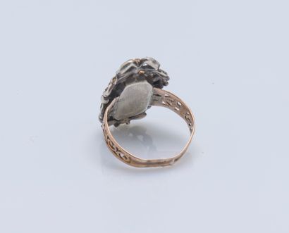 null An 18-carat yellow gold (750 ‰) and silver (800 ‰) ring adorned with a polychrome...