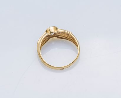 null An 18K (750 ‰) yellow gold godronnée band ring set with a 0.30-carat diamond...
