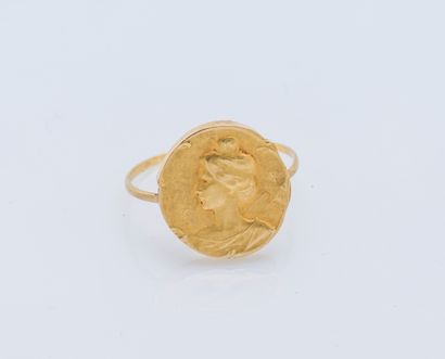 null Ring in 18K yellow gold (750 ‰) adorned with a medal featuring a fairy. Art...
