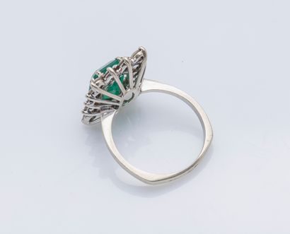 null An 18K (750 ‰) white gold ring adorned with a rectangular emerald within a surround...