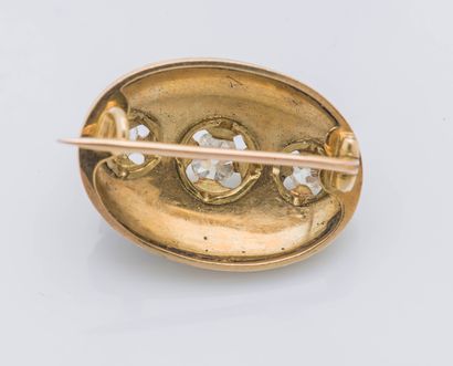 null Brooch forming a domed oval medallion in 18K yellow gold (750 ‰) enhanced with...