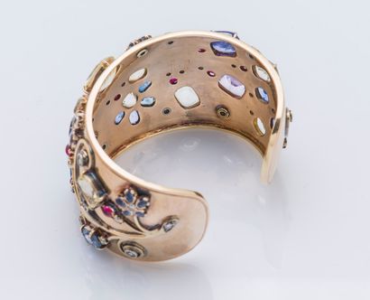 null 
Important bracelet manchette en or jaune 18 carats (750 ‰) à décor de fleurs...