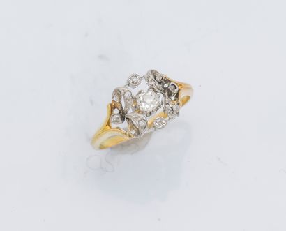 null Bague en or jaune 18 carats (750 ‰) ornée d’un diamant de taille coussin d’environ...