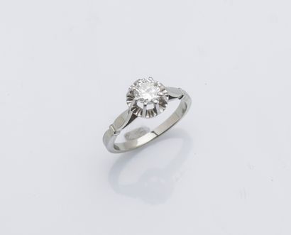 null Bague solitaire en or gris 18 carats (750 ‰) et platine (950 ‰) ornée d’un diamant...