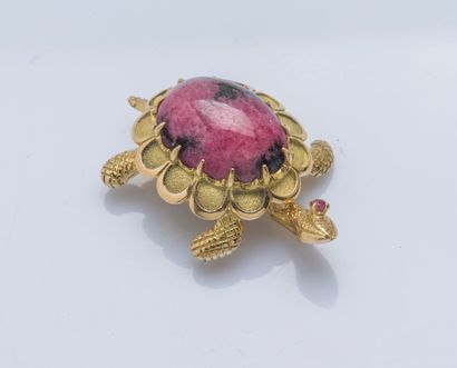 null 
NON VENUE

Broche Tortue en or jaune 18 carats (750 ‰) la carapace en cabochon...