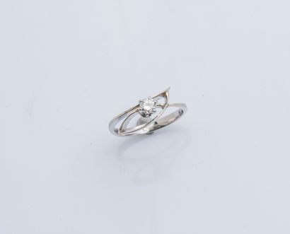 null Bague solitaire en or gris 18 carats (750 ‰) ornée d’un diamant, l’anneau dessinant...