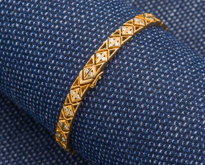 null Bracelet en or jaune 14 carats (585 ‰) formant une ligne articulé de motifs...