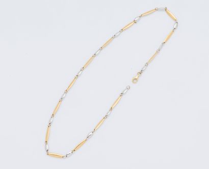 null Collier ras de cou or jaune et or gris 18 carats (750 ‰) formé d’une succession...