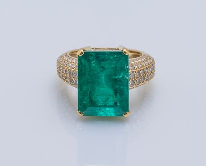 null An 18k yellow gold (750 ‰) ring set with a large rectangular cut emerald from...