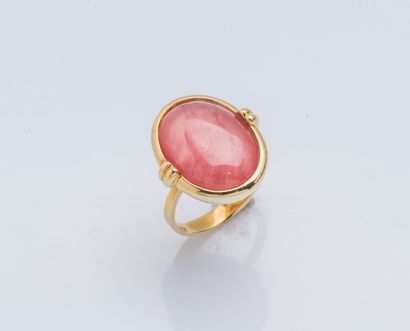 STERN Bague en or jaune 18 carats (750 ‰) ornée d’un cabochon de pierre rose. Signée.

Taille...