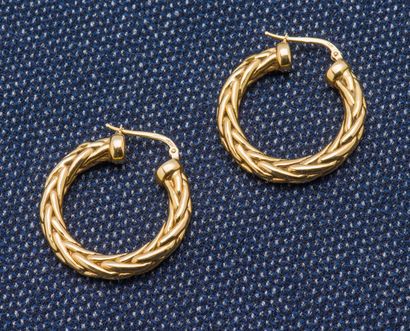 null Pair of 18K yellow gold (750 ‰) creoles with braided decoration of ear links....