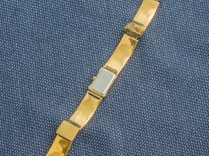 YEMA Bracelet montre de dame en métal doré formant un jonc plat articulé.

Mouvement...