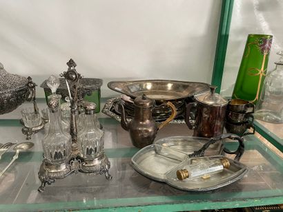 null Important lot of silver plated metal including: boxes, dishes, oil and vinegar...