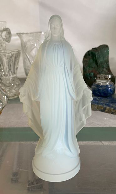 EITLING Virgin in opalescent glass 

H. 18,5 cm 

Accidents 

A wax bust is attached...