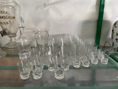 DAUM France Partie de service en cristal moulé comprenant 11 verres à eau, 10 verres...