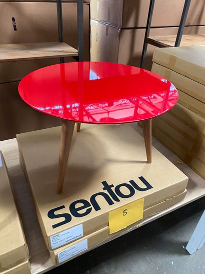 null 2 tables basses rondes modèle Lalinde, pieds bois et plateau peint couleur rouge...