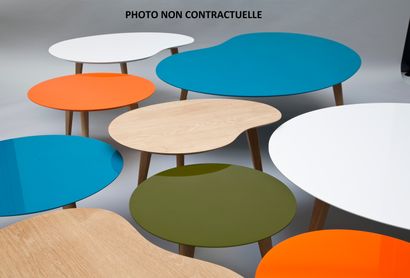 null 2 tables basses modèle Lalinde forme libre, pieds bois et plateau peint couleur...