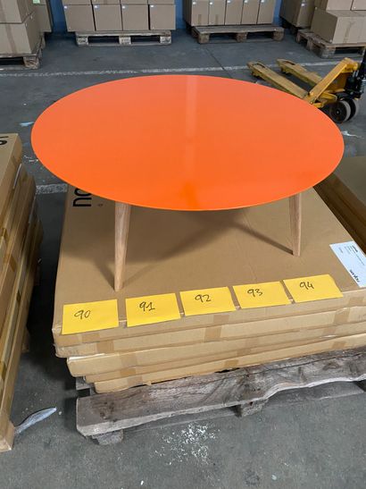 null Table basse ronde modèle Lalinde, pied en bois et plateau peint couleur orange...