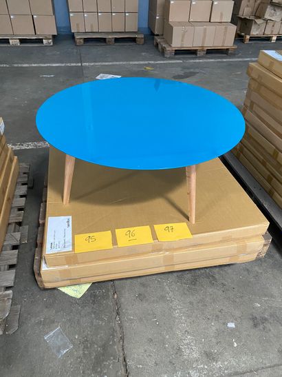 null Table basse ronde modèle Lalinde, pieds en bois et plateau peint couleur bleu...