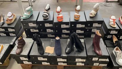 null 
Important stock de chaussures de marque JB MARTIN comprenant bottes, sandales,...