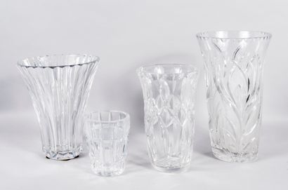 BACCARAT Lot comprenant un vase cornet en cristal taillé et un petit vase en cristal...