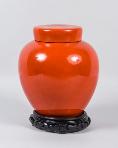 null Chine, XXème siècle 

Pot à gingembre en porcelaine émaillée rouge reposant...