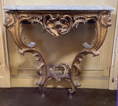null Carved wood and gilded stucco console decorated with acanthus leaves and scrolling...